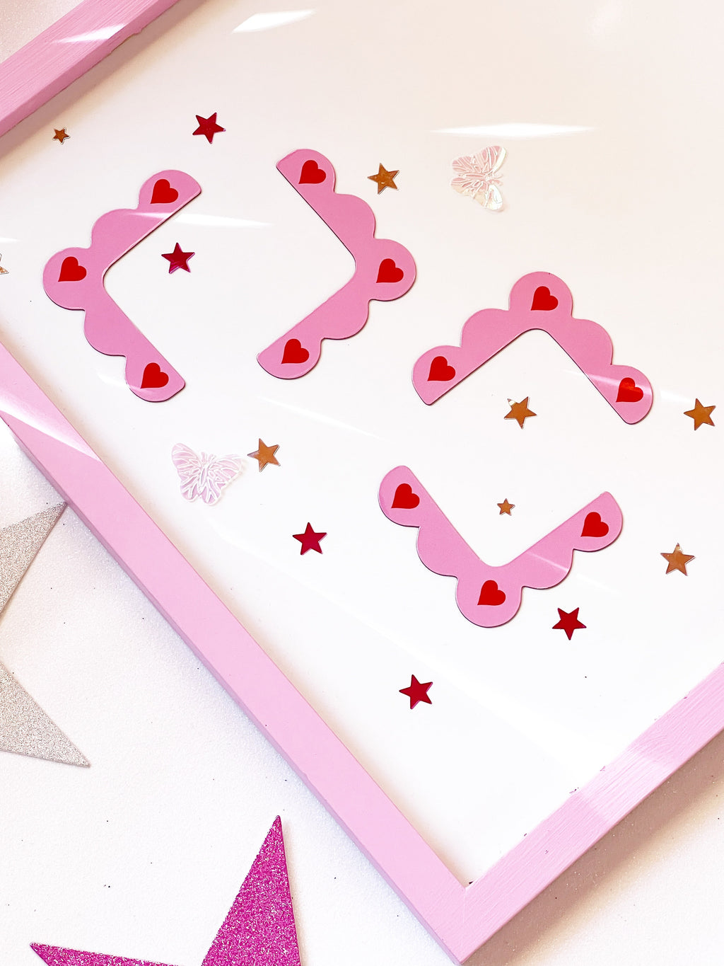 scalloped heart corner frame magnet set